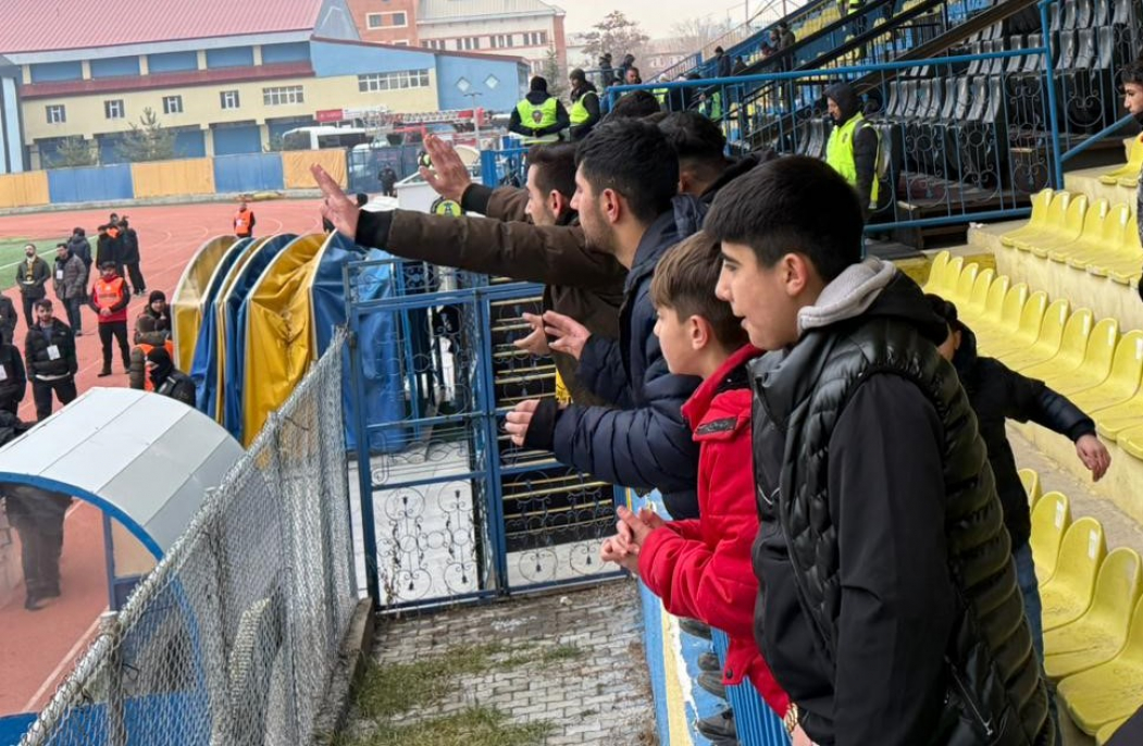 Ağrı Spor evinde kaybetti, taraftar 'canınız sağ olsun' diyerek moral verdi 4