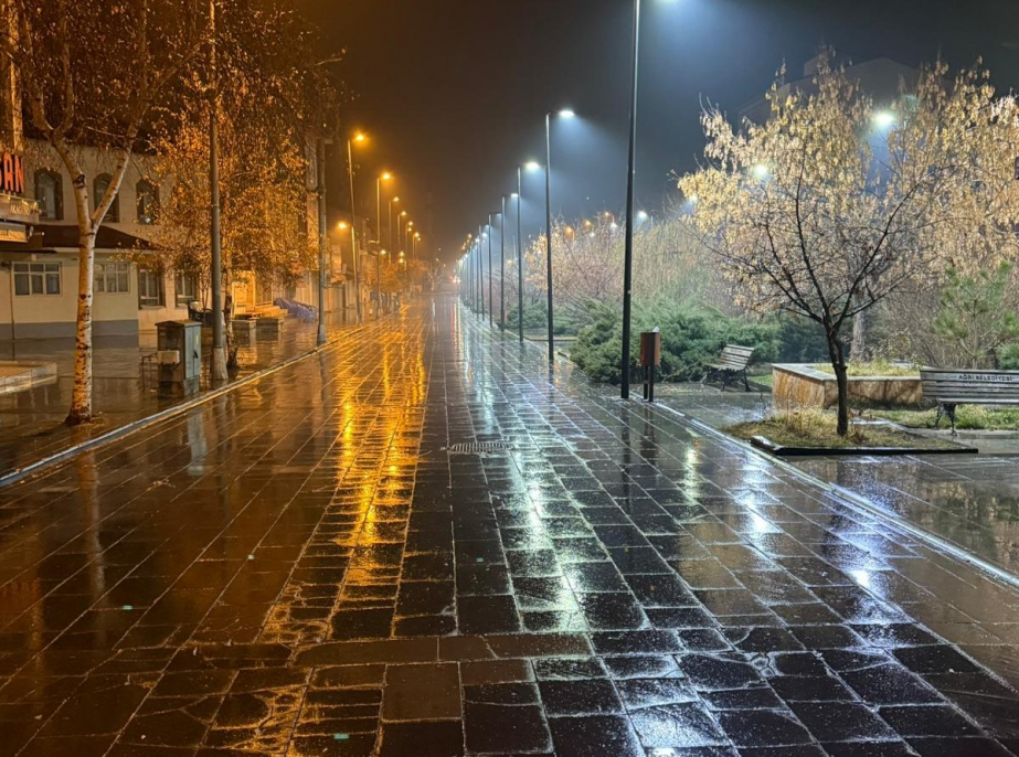 Ağrı’da yağmur, Tahir Elçi Meydanı'nda güzel görüntüler oluşturdu 4