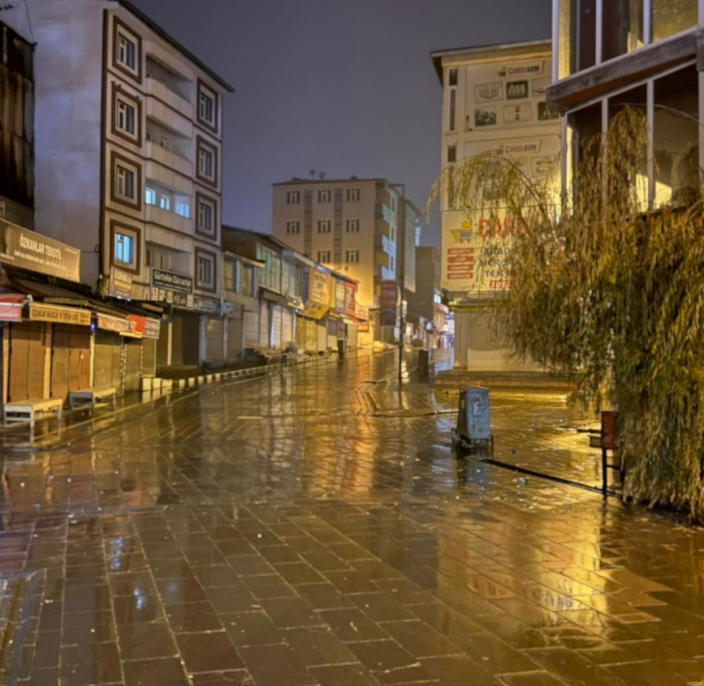 Ağrı’da yağmur, Tahir Elçi Meydanı'nda güzel görüntüler oluşturdu 3