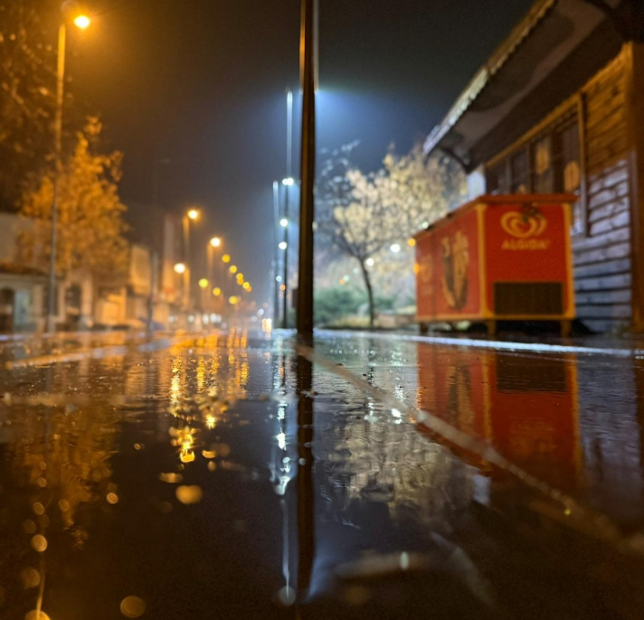 Ağrı’da yağmur, Tahir Elçi Meydanı'nda güzel görüntüler oluşturdu 1