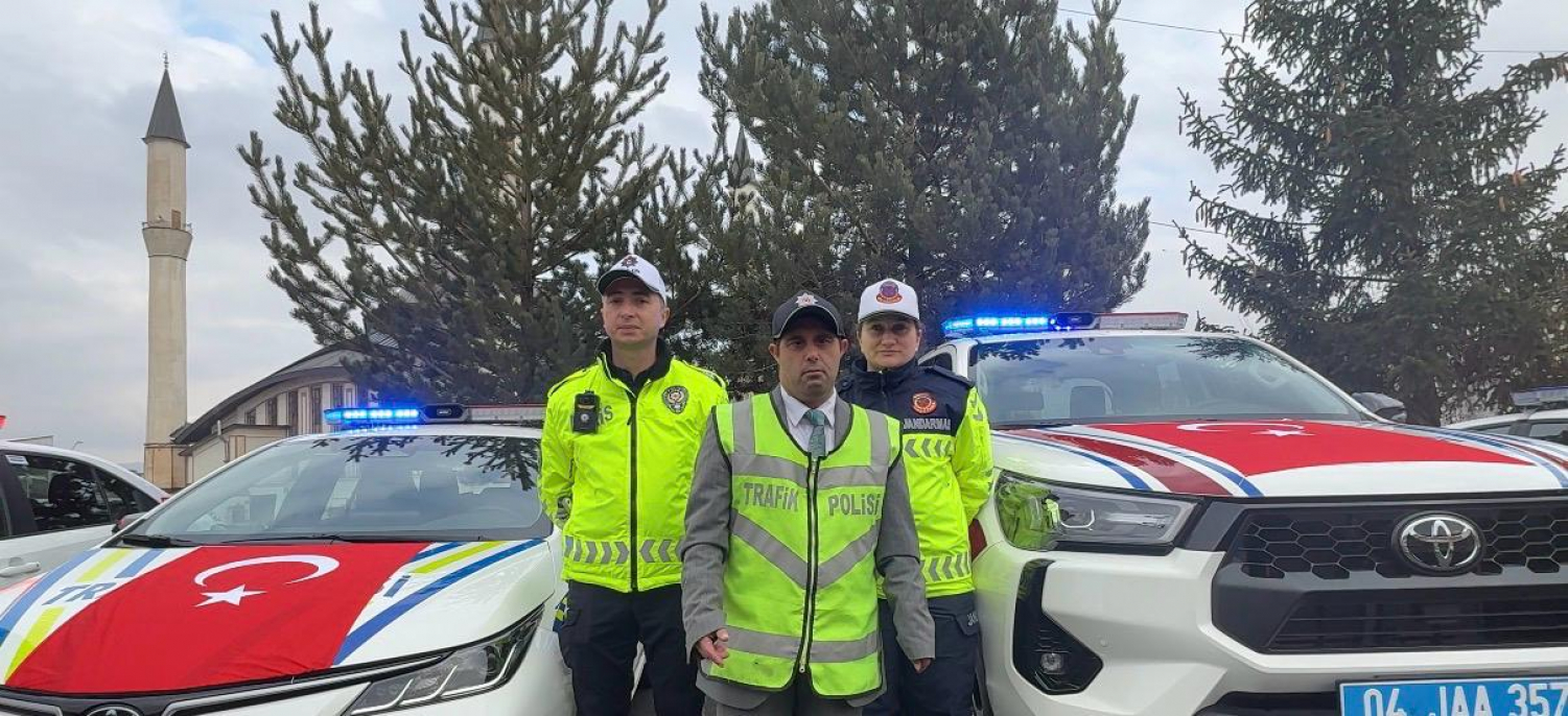 Ağrı’da düzenlenen araç töreninde Emin, trafik polisi yeleğiyle gülümsetti 3