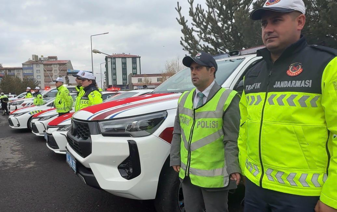 Ağrı’da düzenlenen araç töreninde Emin, trafik polisi yeleğiyle gülümsetti 2