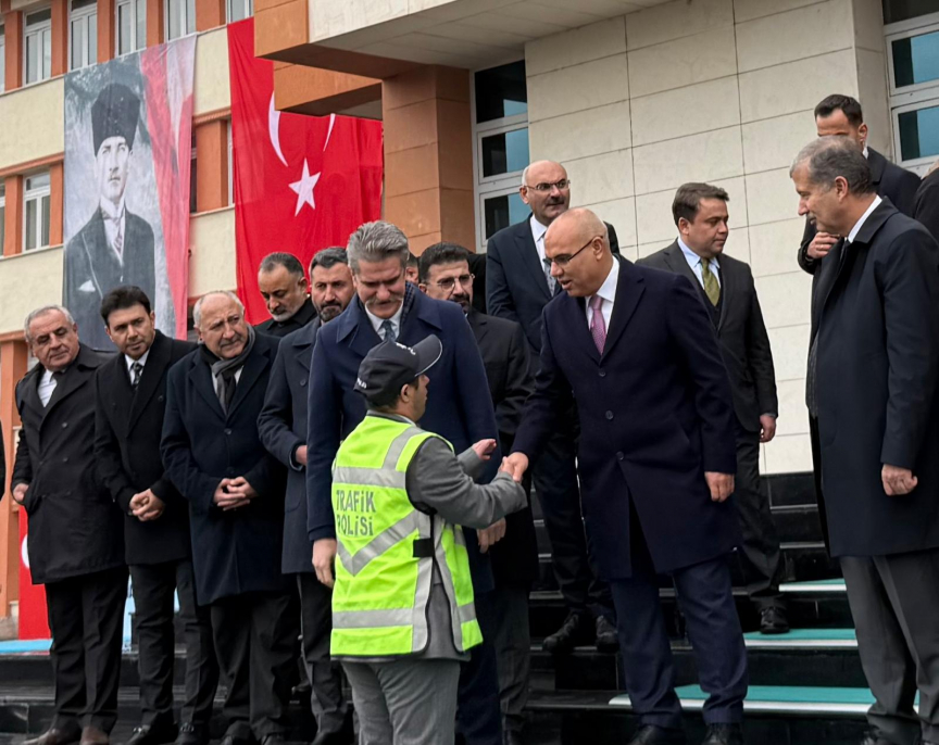 Ağrı’da düzenlenen araç töreninde Emin, trafik polisi yeleğiyle gülümsetti 1