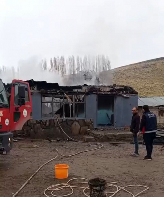 Patnos’ta evden yükselen alevler köyü ayağa kaldırdı 3