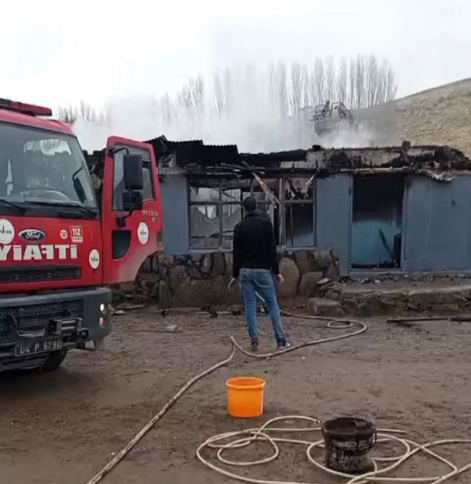 Patnos’ta evden yükselen alevler köyü ayağa kaldırdı 4