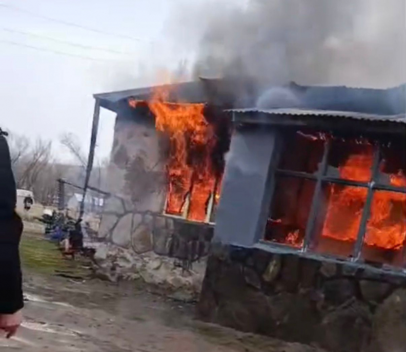 Patnos’ta evden yükselen alevler köyü ayağa kaldırdı 2