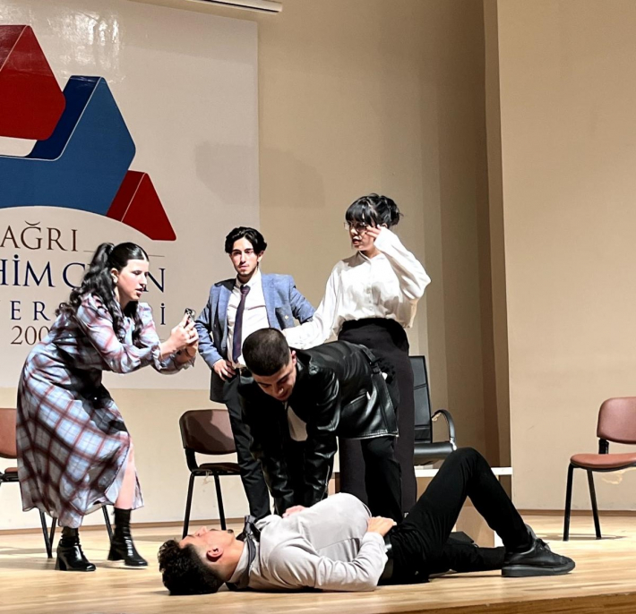 Ağrı'da üniversite öğrencileri sanatı sosyal sorumlulukla buluşturdu 1