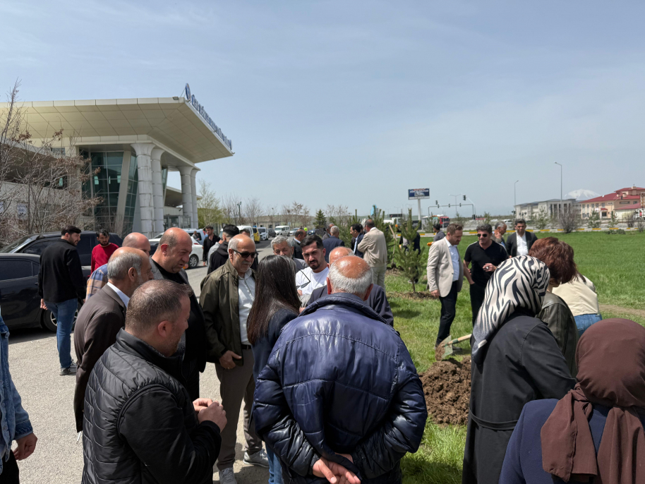 Ağrı Belediyesi’nden barış fidanlarıyla anlamlı ağaçlandırma çalışması 7