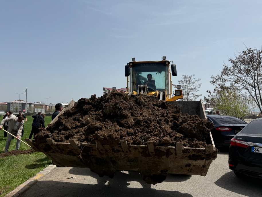 Ağrı Belediyesi’nden barış fidanlarıyla anlamlı ağaçlandırma çalışması 4