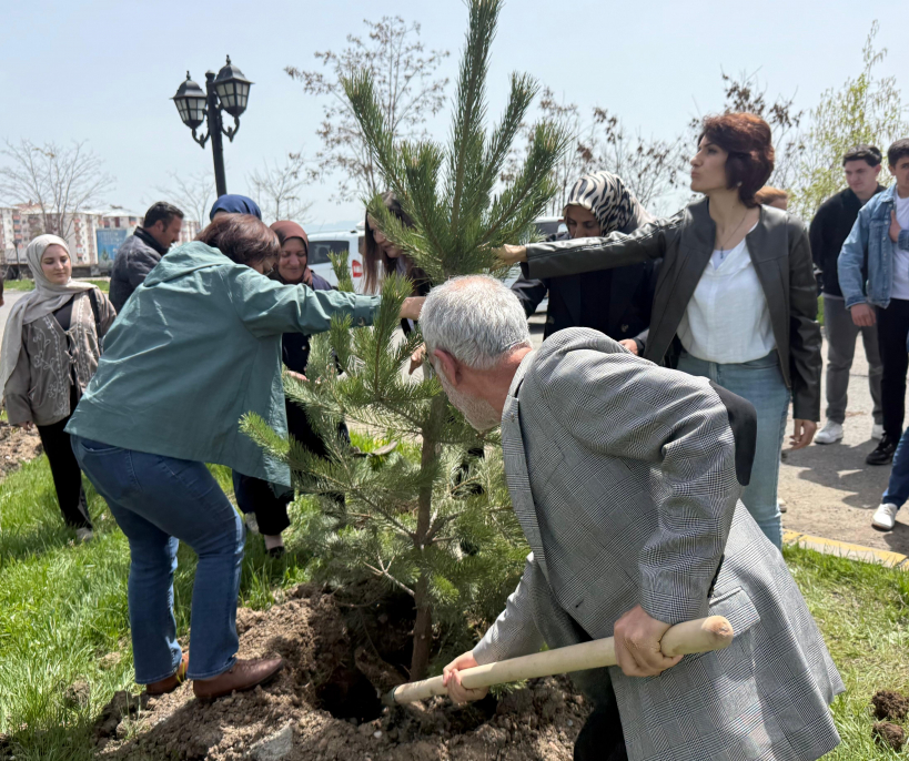 Ağrı Belediyesi’nden barış fidanlarıyla anlamlı ağaçlandırma çalışması 2
