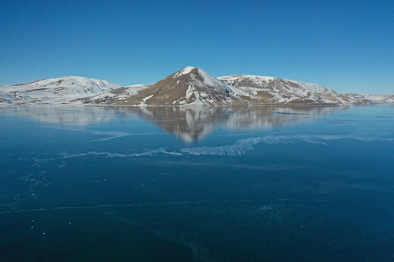 Ağrı'nın buzla kaplı volkanik set gölü Balık Gölü, doğa tutkunlarını bekliyor