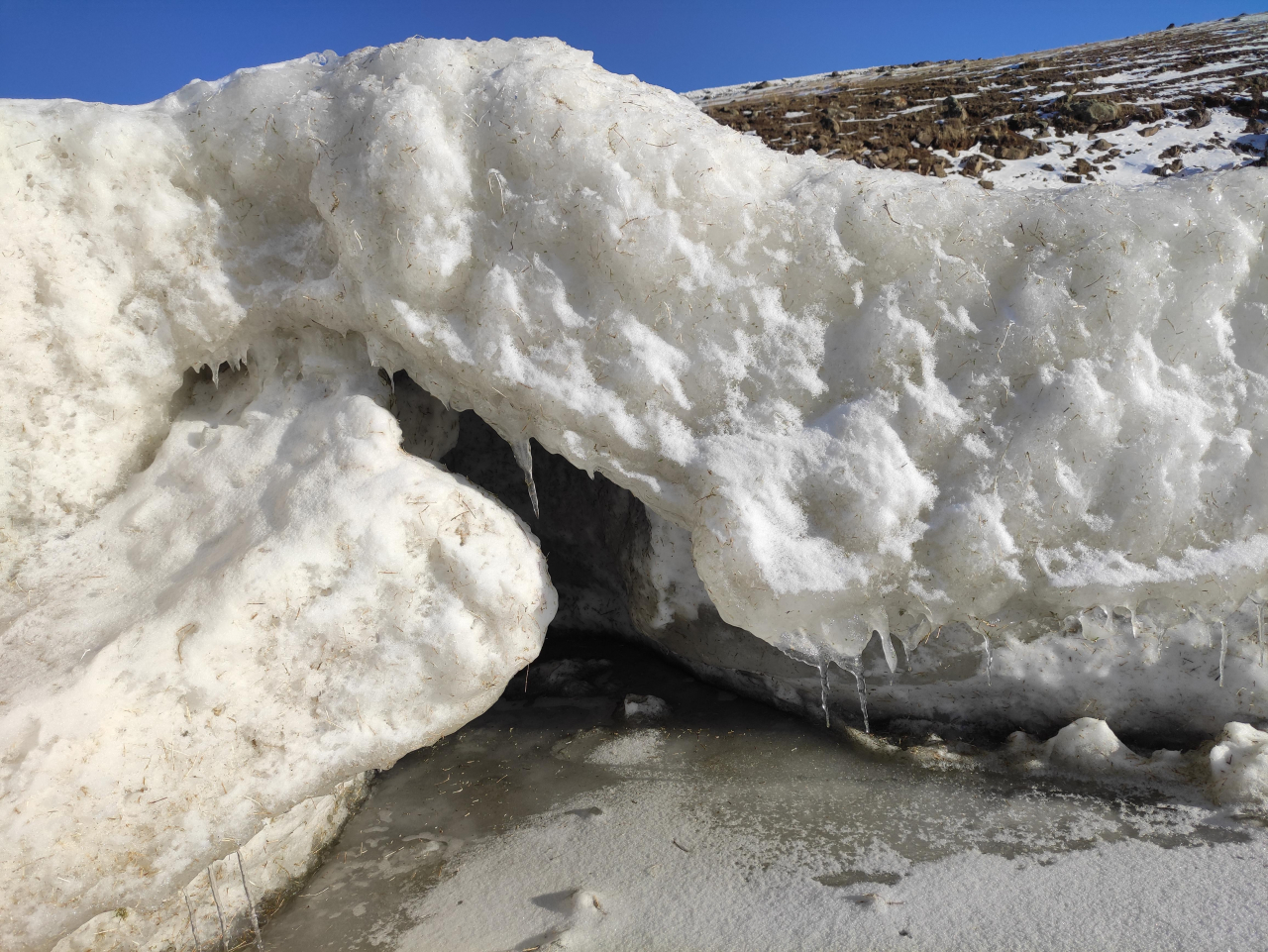 Türkiye'nin en yüksek gölü, Balık Gölü buz tuttu