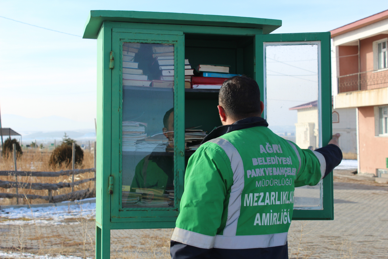 Ağrı Şehir Mezarlığı'nda mini dua kitaplığı uygulaması