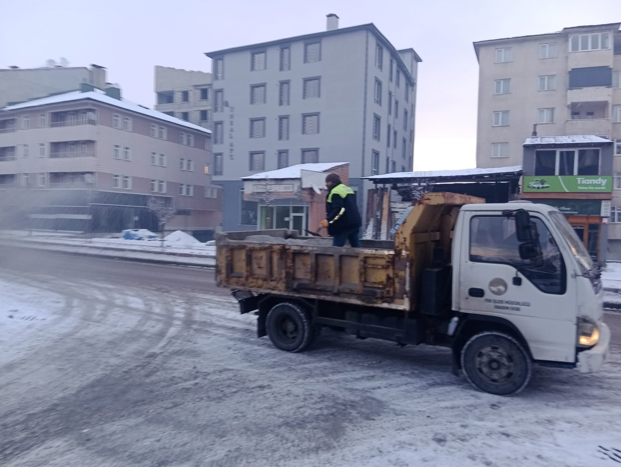 Ağrı'nın buzları çözüldü