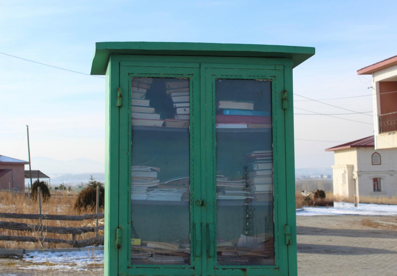 Ağrı Şehir Mezarlığı'nda mini dua kitaplığı uygulaması