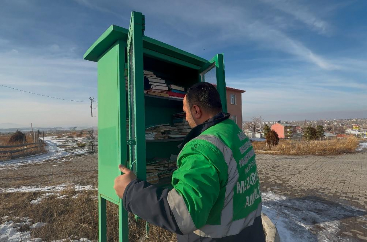Ağrı Şehir Mezarlığı'nda mini dua kitaplığı uygulaması