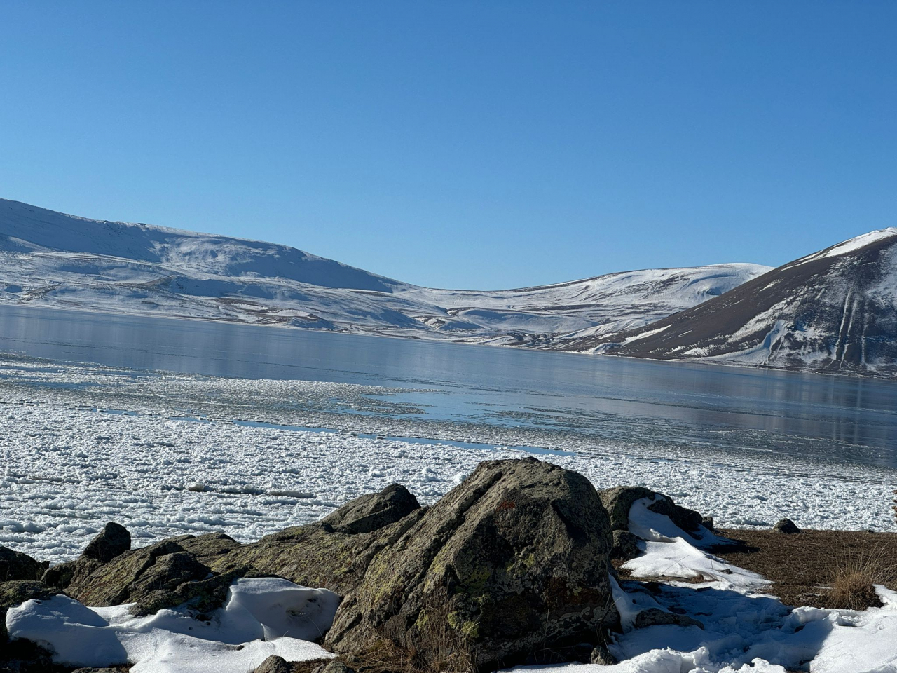 Ağrı'nın incisi Balık Gölü buz tuttu