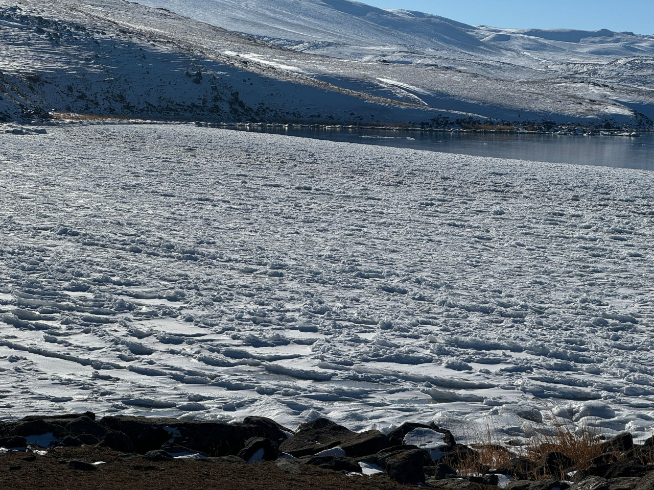 Ağrı'nın incisi Balık Gölü buz tuttu