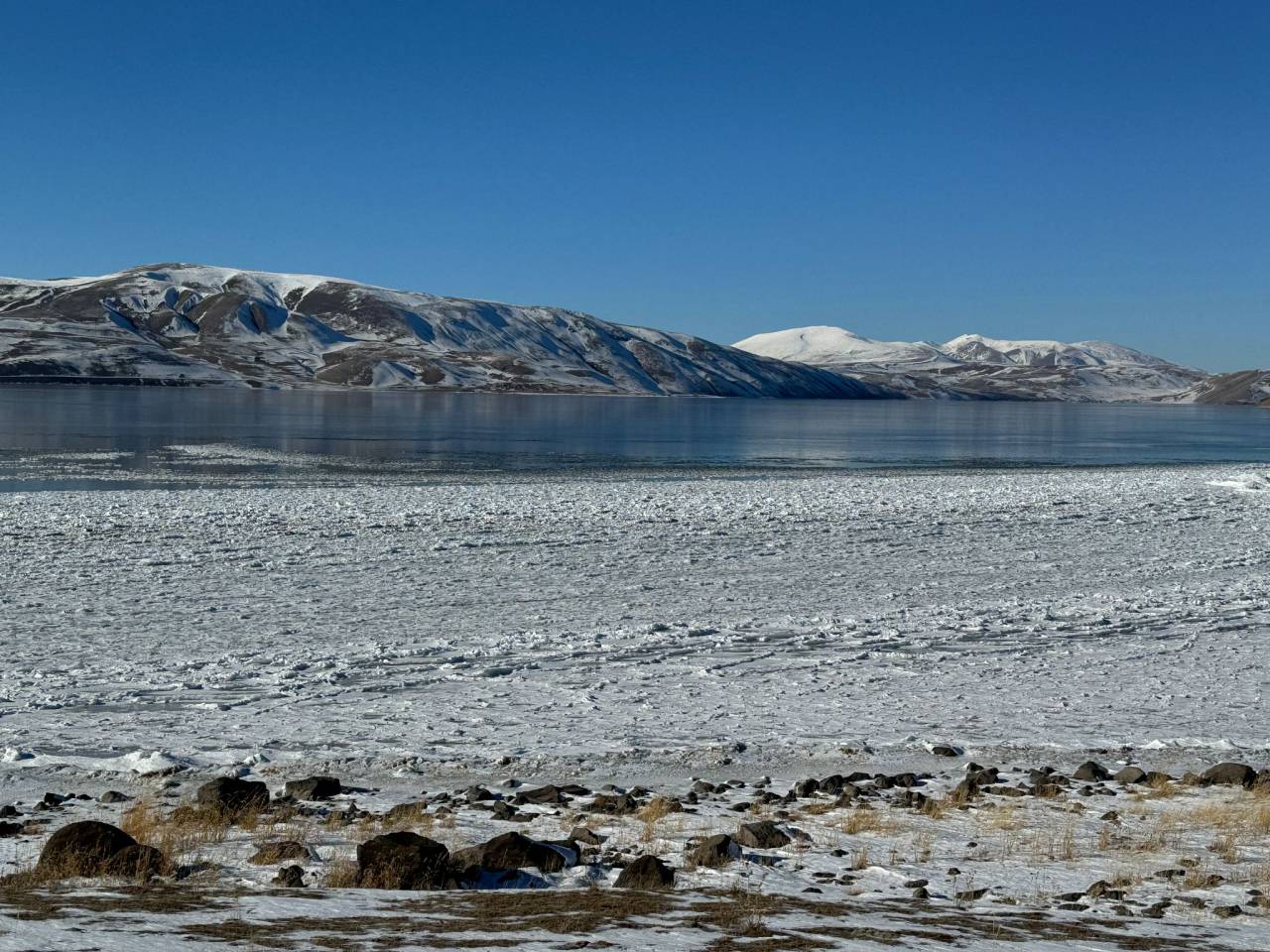 Ağrı'nın incisi Balık Gölü buz tuttu