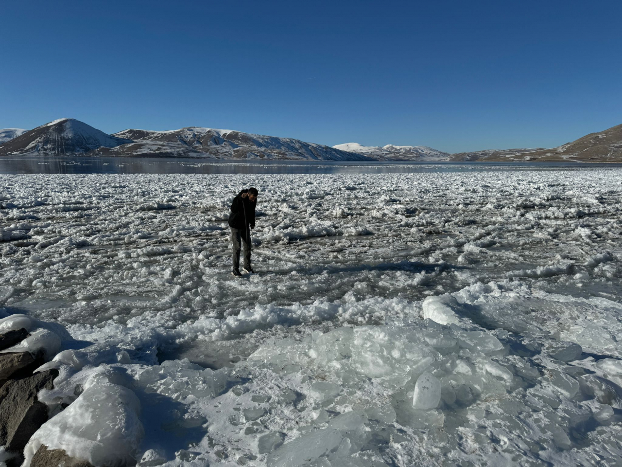 Ağrı'nın incisi Balık Gölü buz tuttu