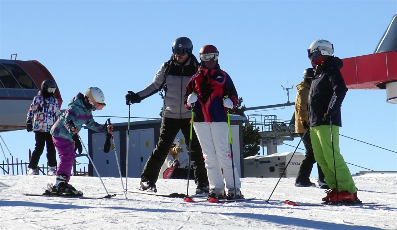 Sarıkamış Kayak Merkezi'nde kayak keyfi tüm hızıyla devam ediyor