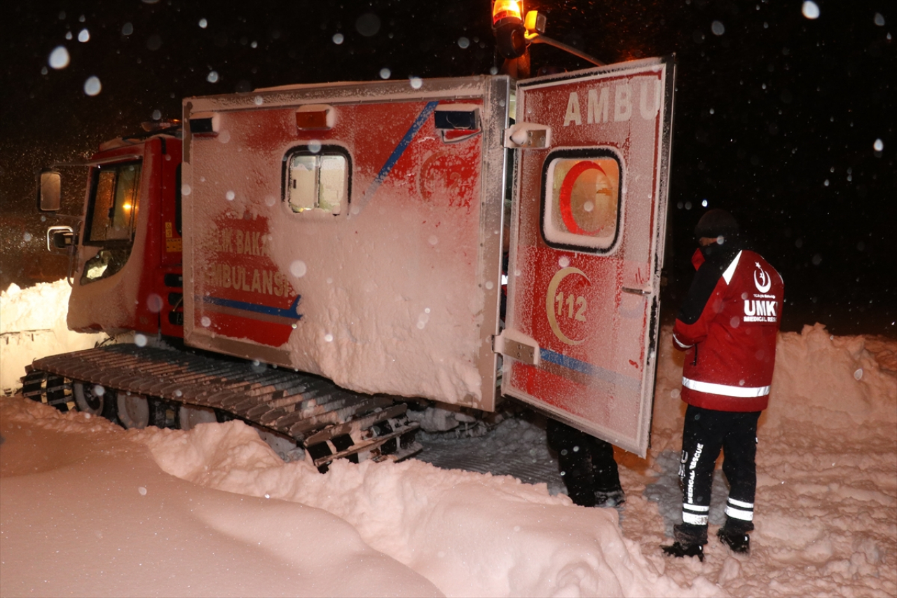 Erzurum'da sağlıkçılar, snowtrack ambulanslarla zorlu yolları aşıyor