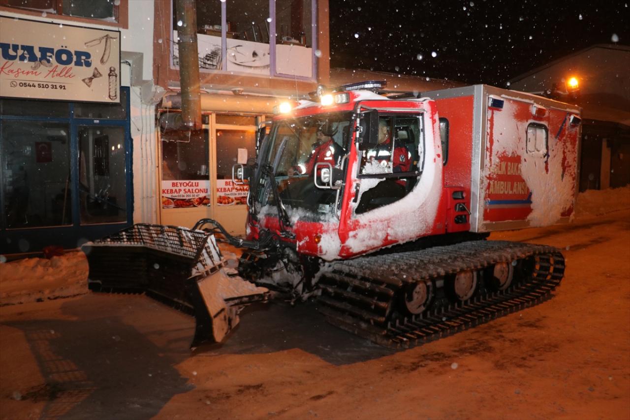 Erzurum'da sağlıkçılar, snowtrack ambulanslarla zorlu yolları aşıyor