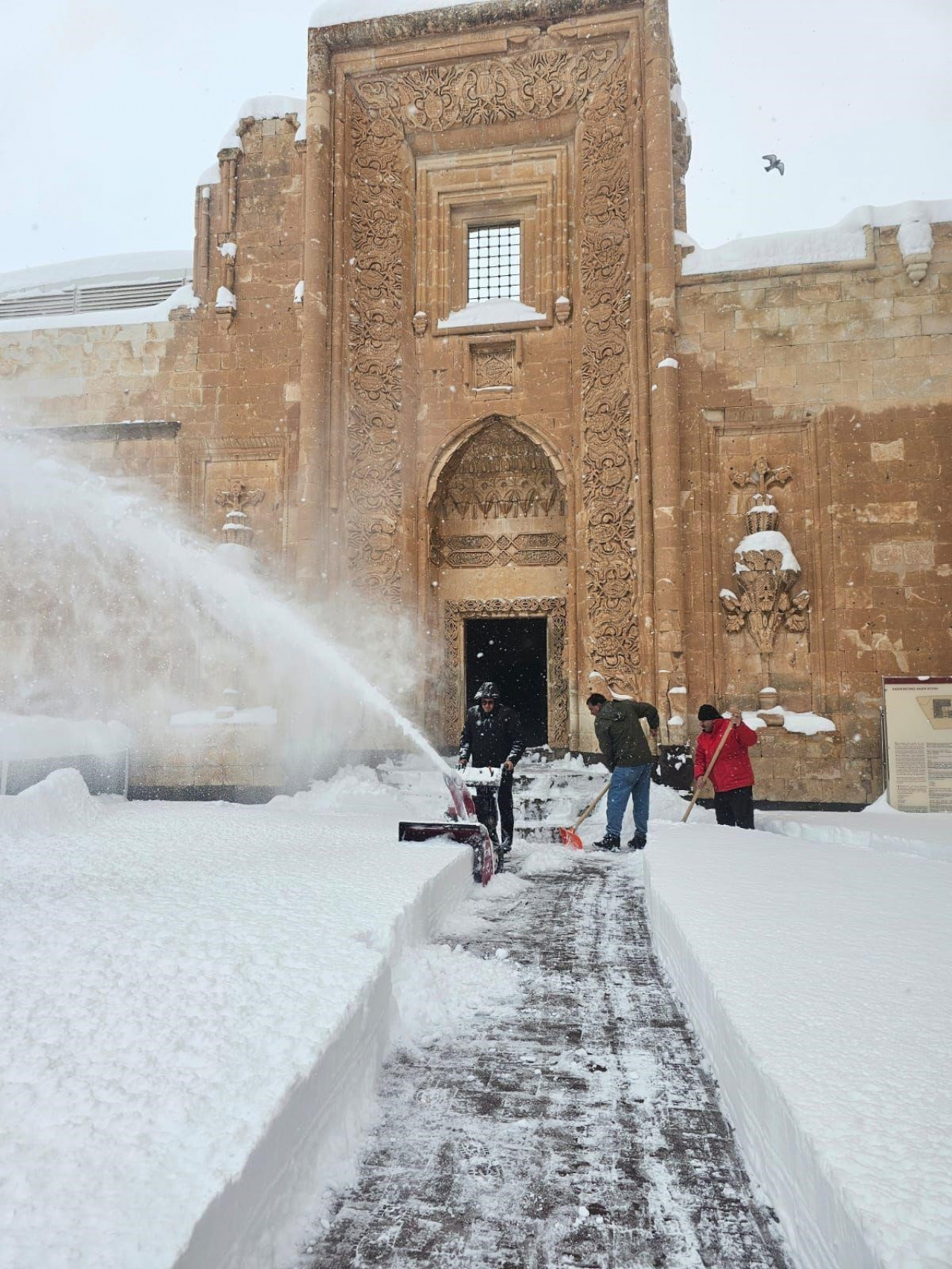 İshak Paşa Sarayı'nda kar temizleme çalışmaları