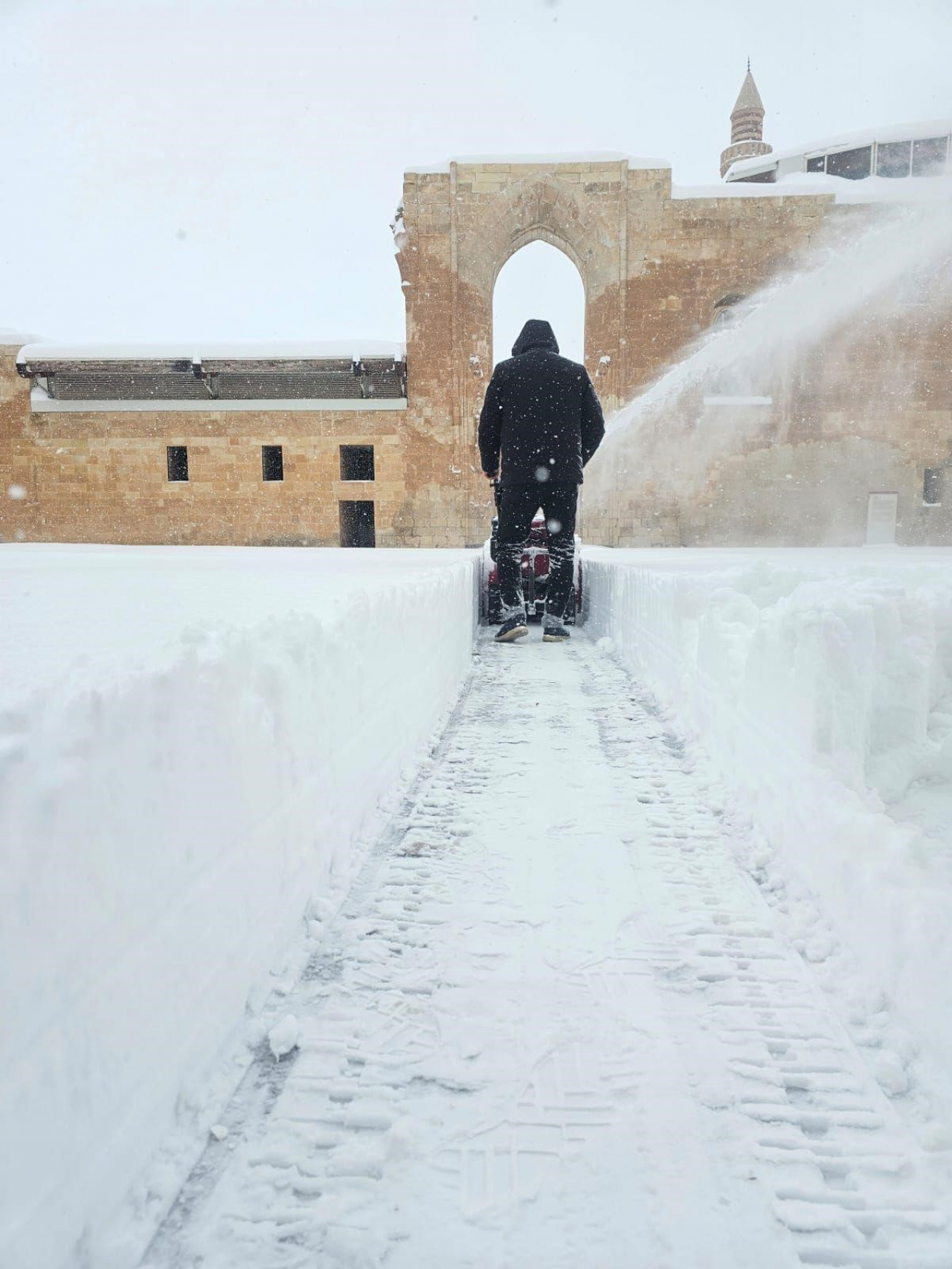 İshak Paşa Sarayı'nda kar temizleme çalışmaları