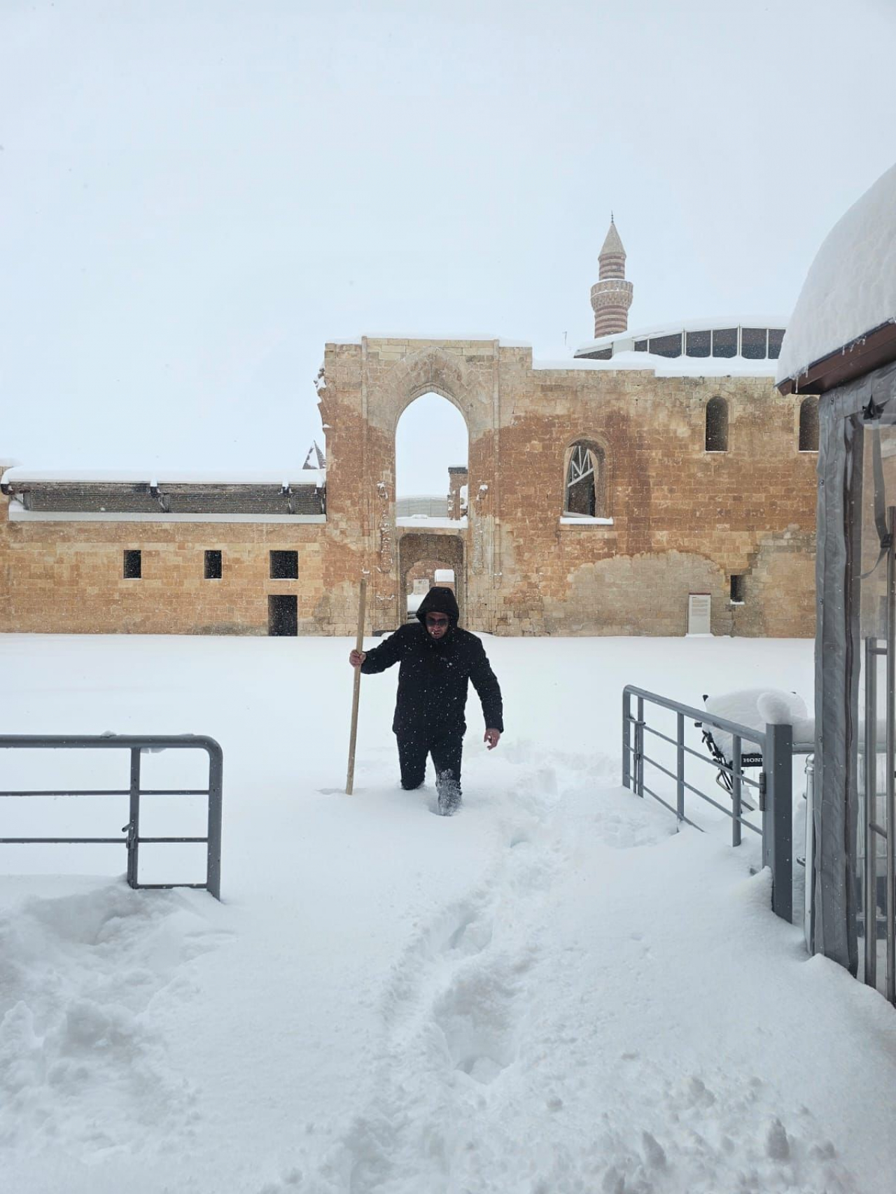 İshak Paşa Sarayı'nda kar temizleme çalışmaları