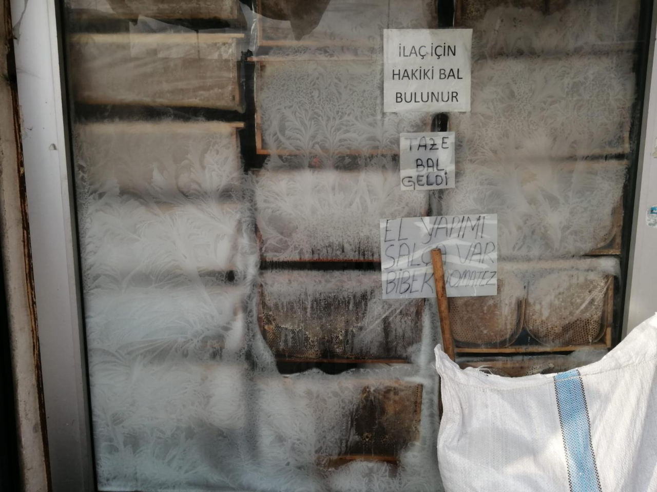 Ağrı'da soğuk hava sertleşti camlar buz tuttu