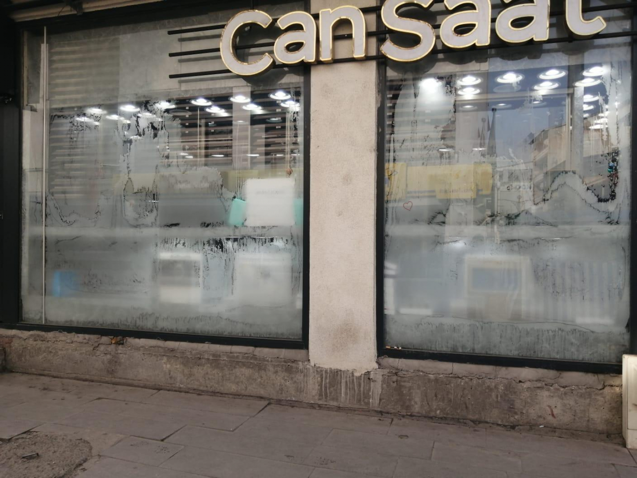 Ağrı'da soğuk hava sertleşti camlar buz tuttu