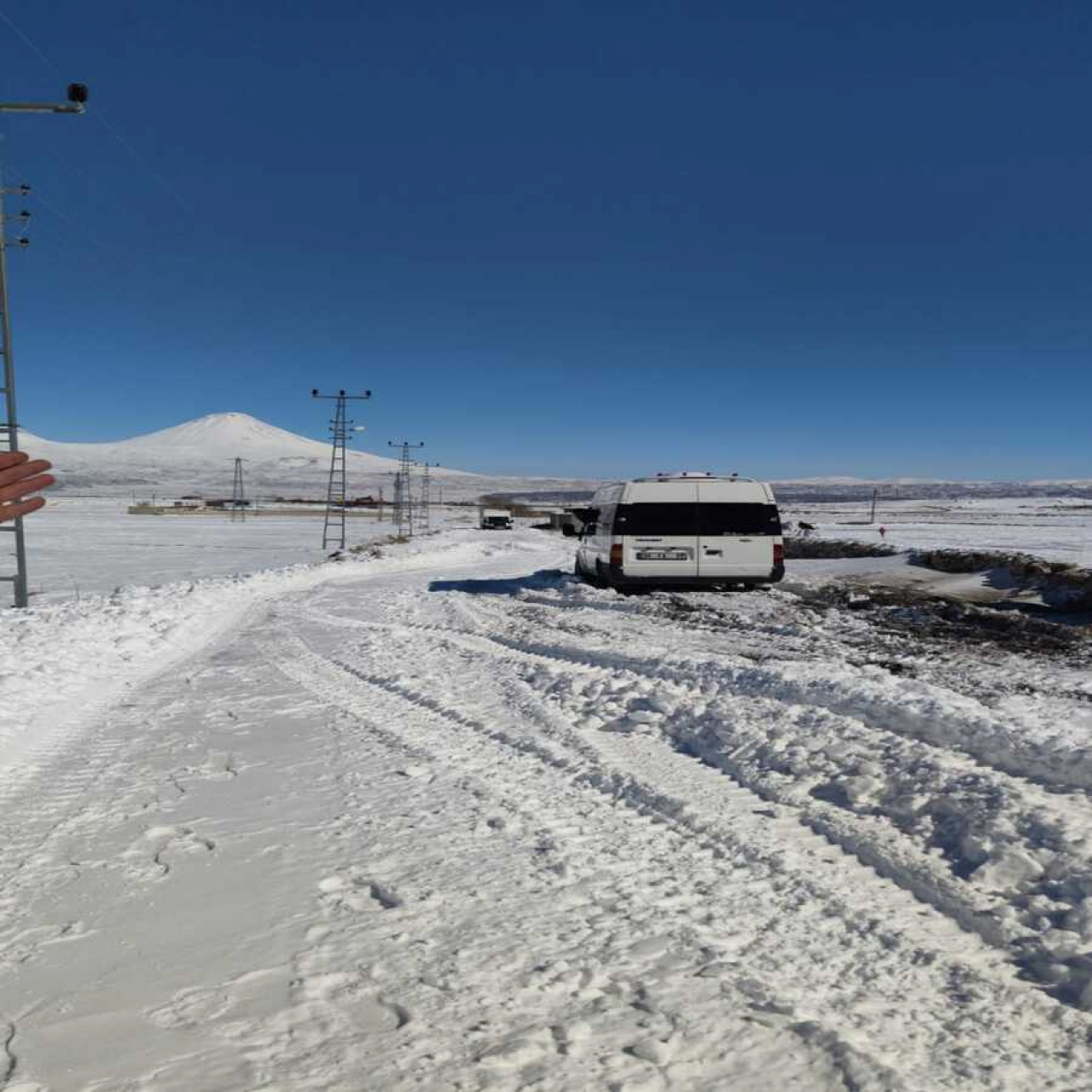 Doğubayazıt'ta eğitim aksamadı köy yolları ulaşıma açıldı