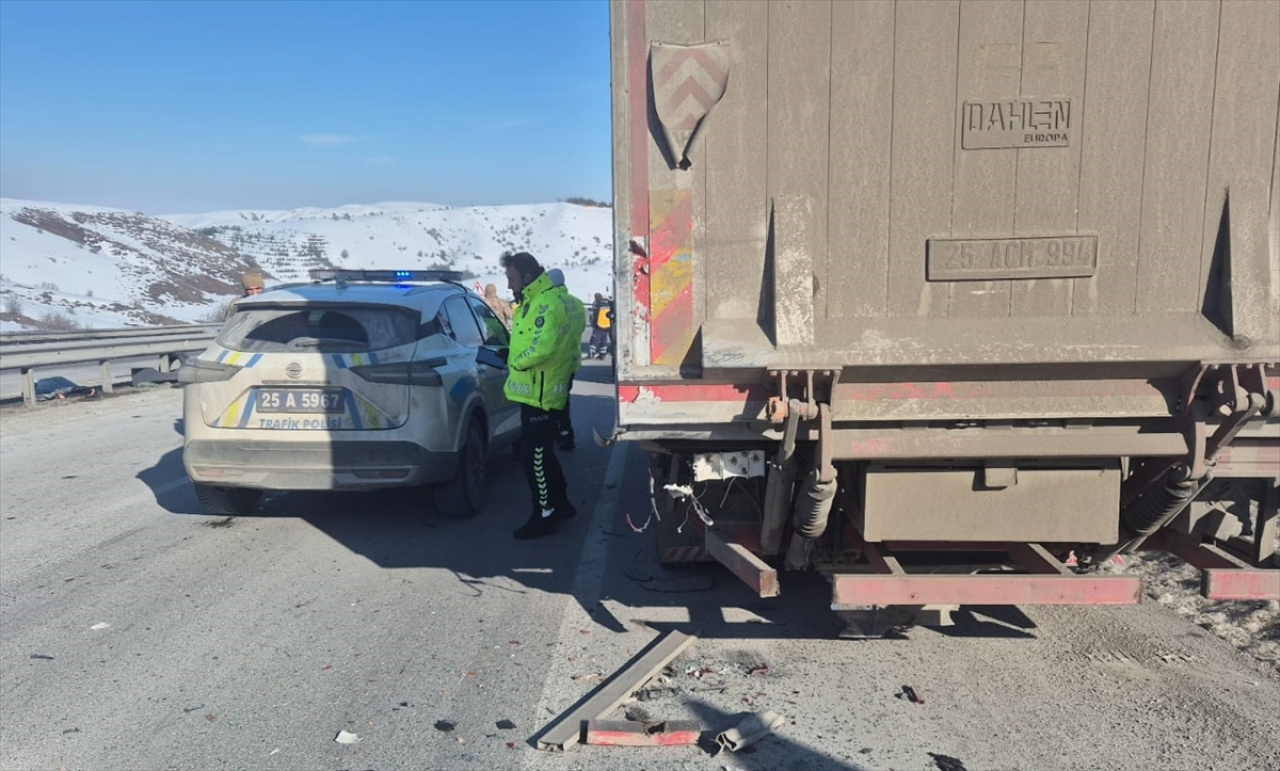 Erzurum'da hafif ticari araç kamyona çarptı: 1 ölü