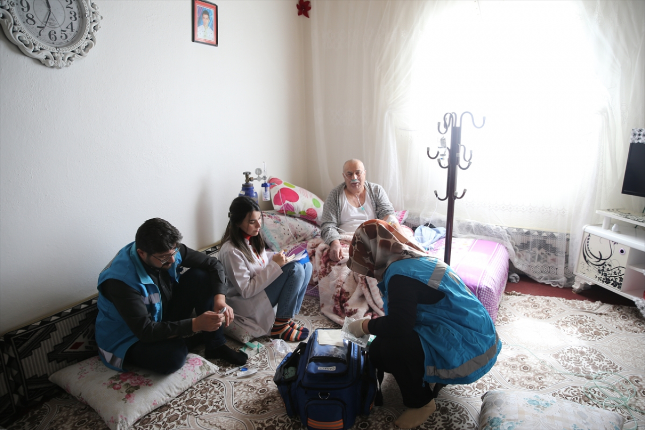 Muş'ta 'Mavi Yelekliler' zorlu coğrafyada şifa dağıtıyor