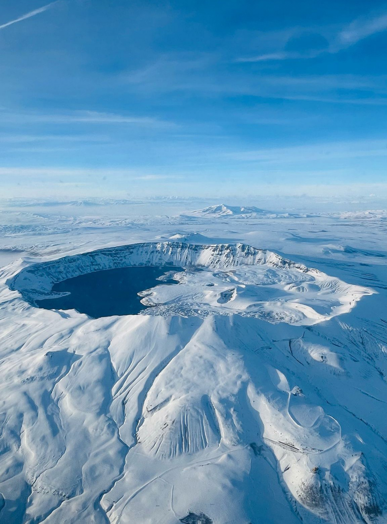 Beyaz örtüye bürünen Van Gölü Havzası havadan görüntülendi
