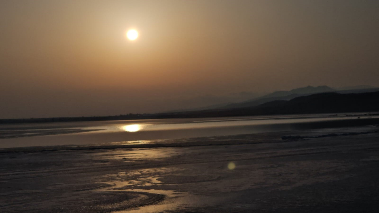 Donan Arin Gölü'nde gün batımı büyüledi