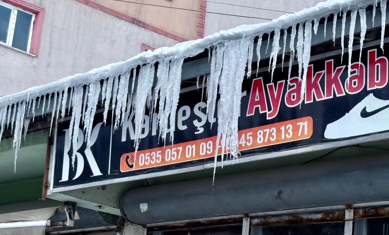 Kış şartları Ağrı'da günlük yaşamı zorlaştırıyor