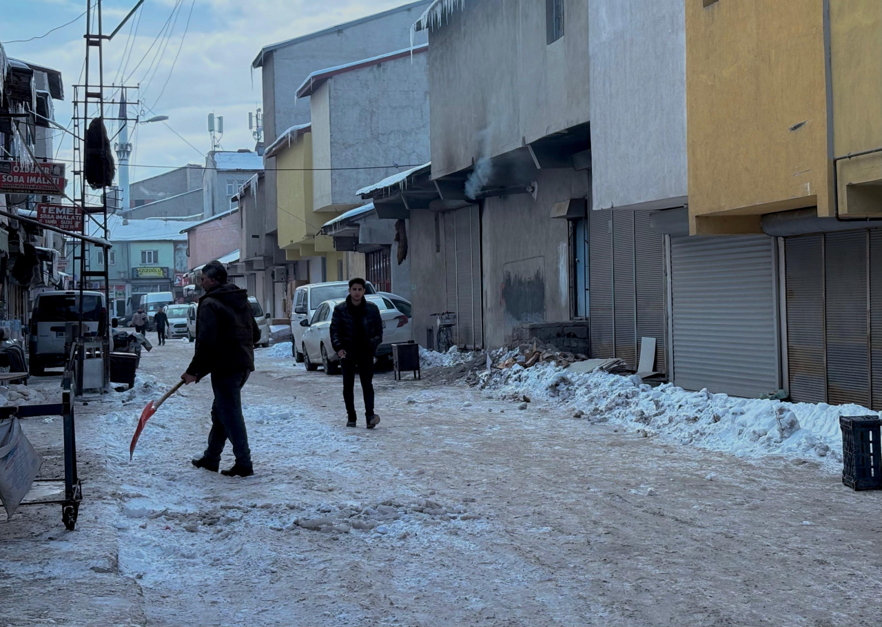 Kış şartları Ağrı'da günlük yaşamı zorlaştırıyor