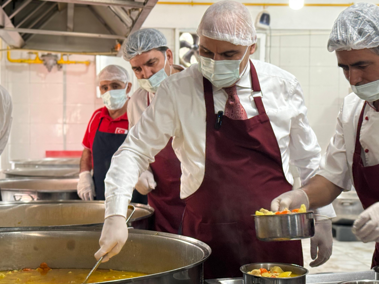Ağrı Valisi Koç'tan Kızılay Aşevine ziyaret