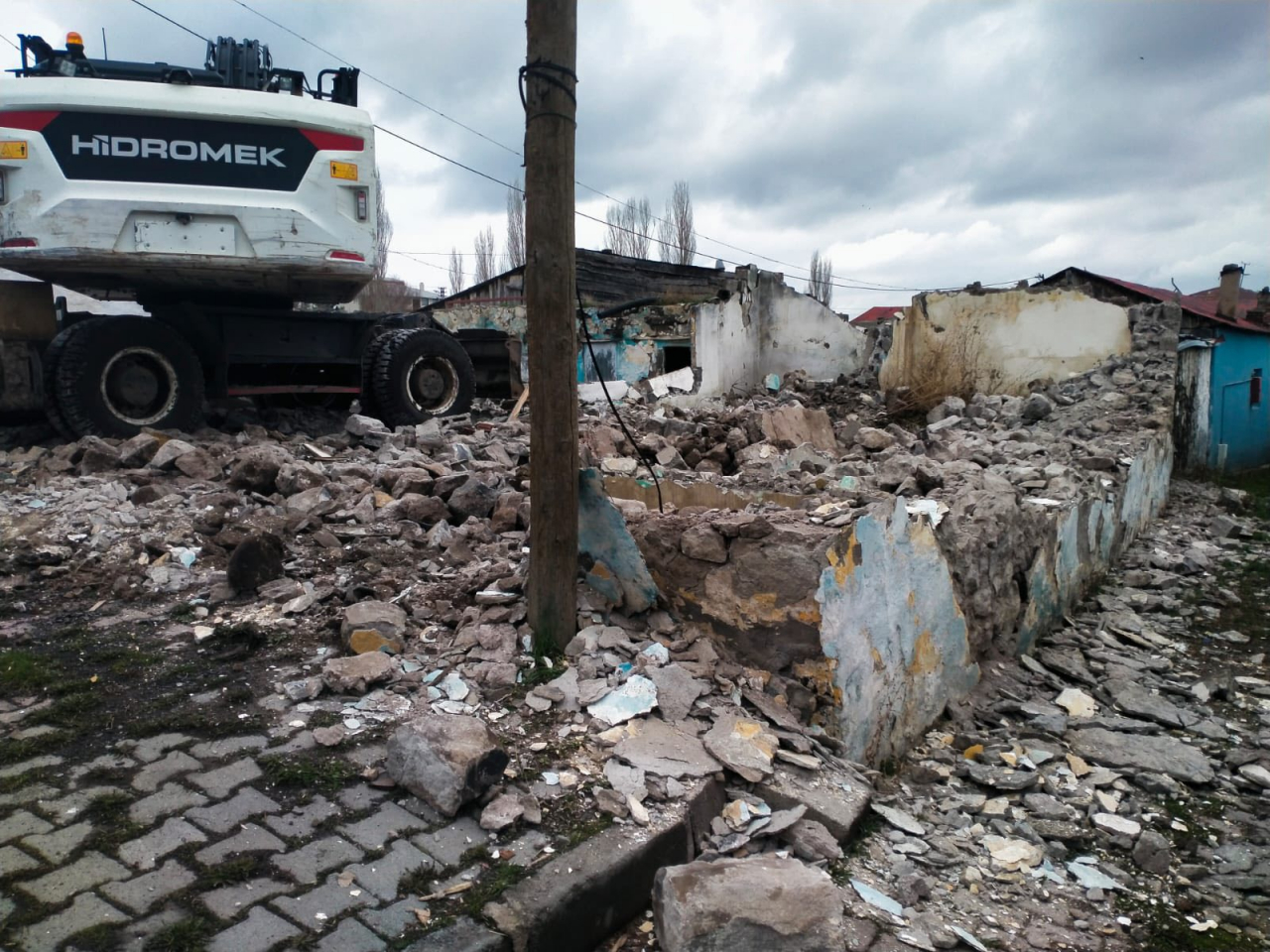 Kars Belediyesi, Şehir Estetiği ve Güvenliği İçin Metruk Yapıların Yıkımını Sürdürüyor
