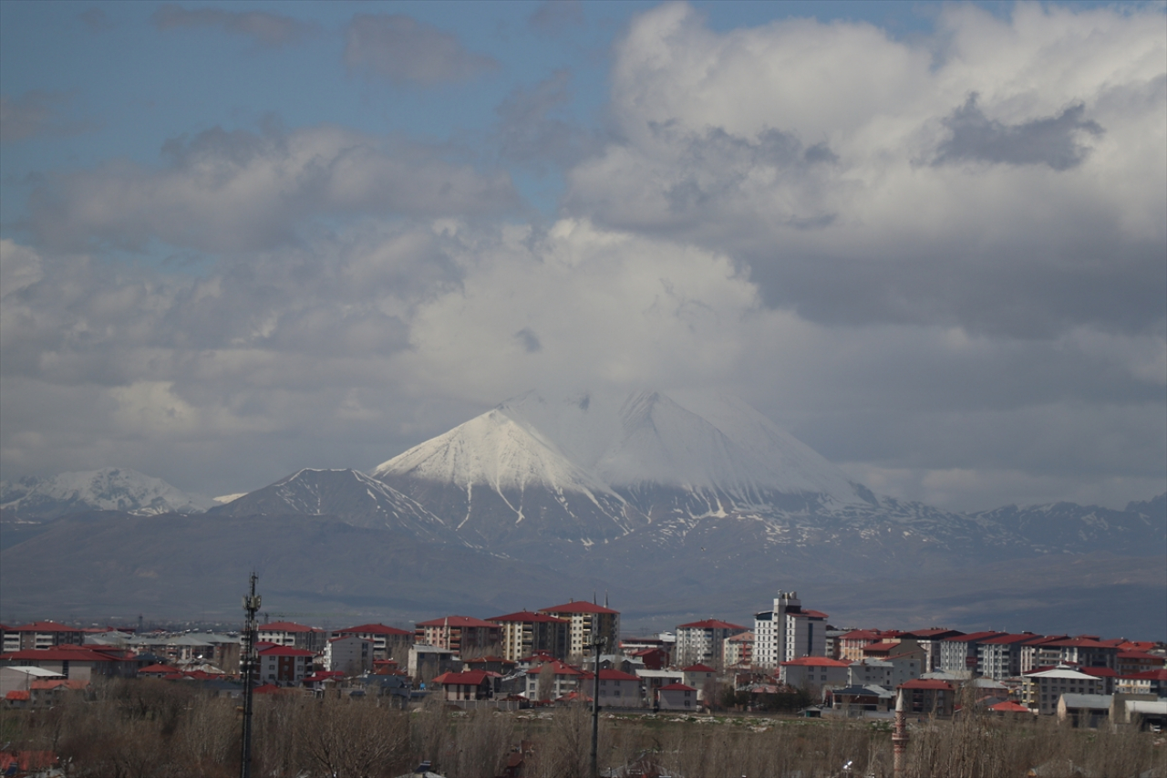 Kösedağ'da bahar ortasında kar sürprizi