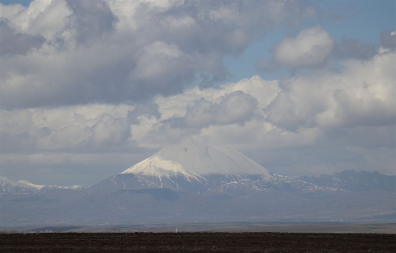 Kösedağ'da bahar ortasında kar sürprizi