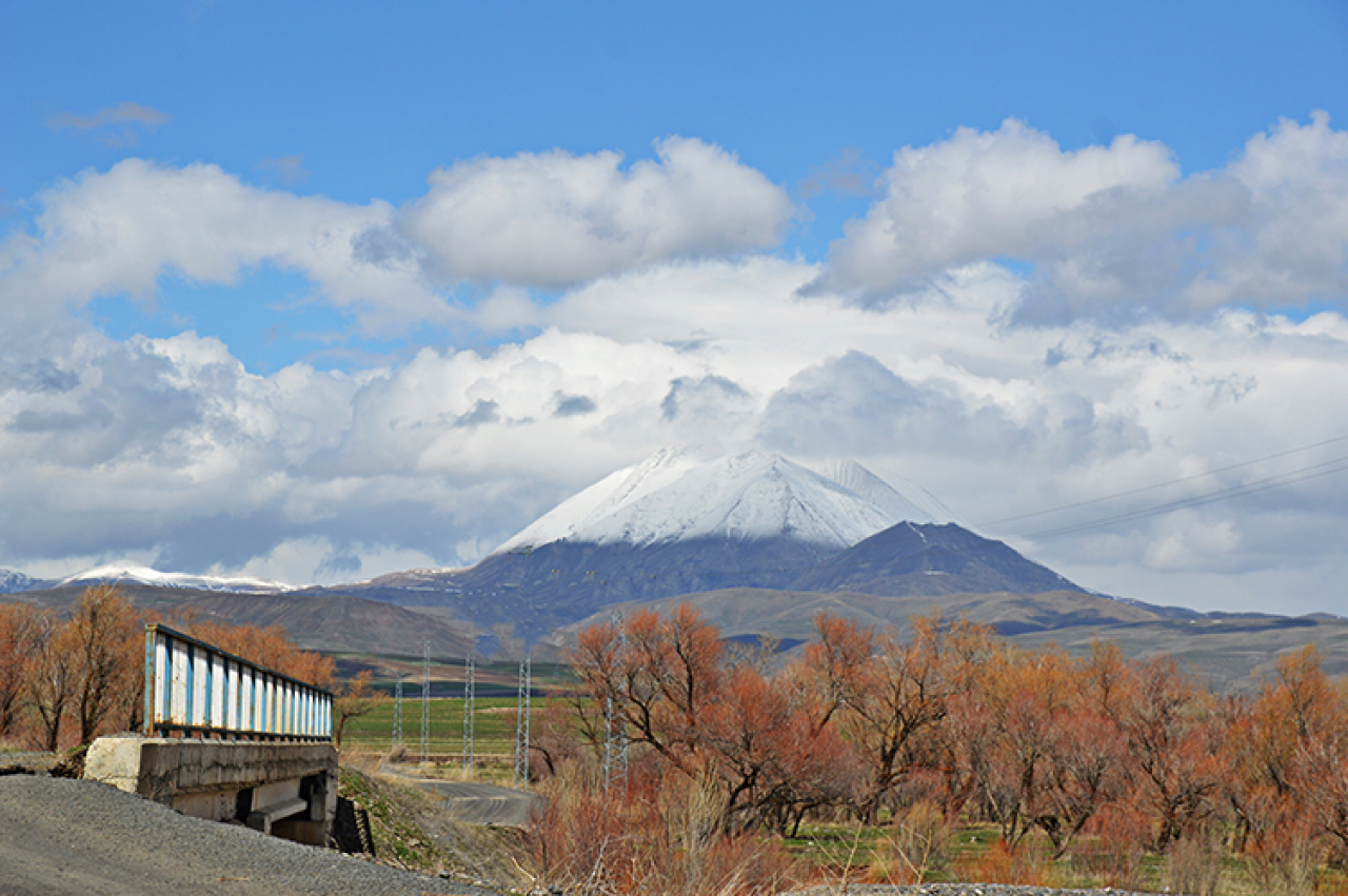 Kösedağ'da bahar ortasında kar sürprizi