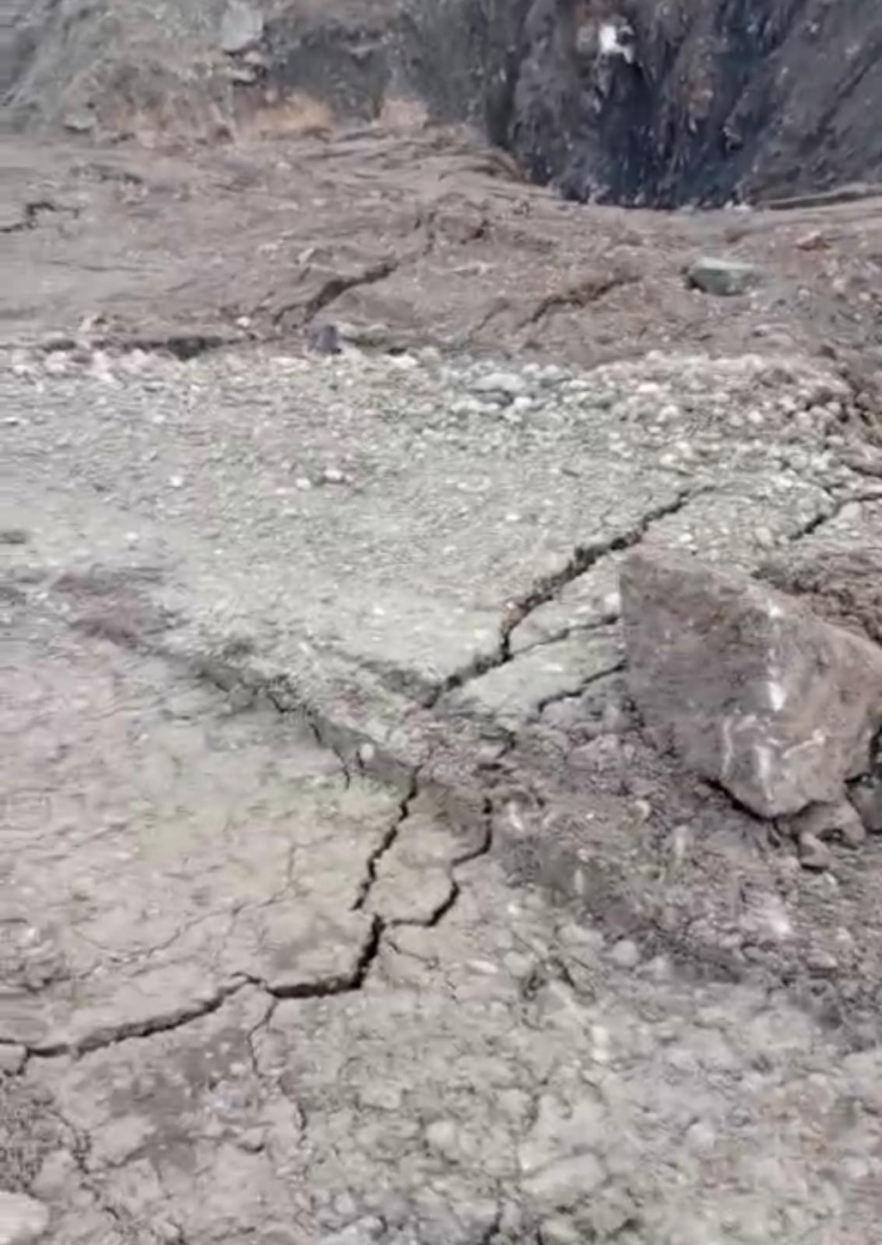 Eleşkirt'te heyelan nedeniyle çöken yol onarıldı