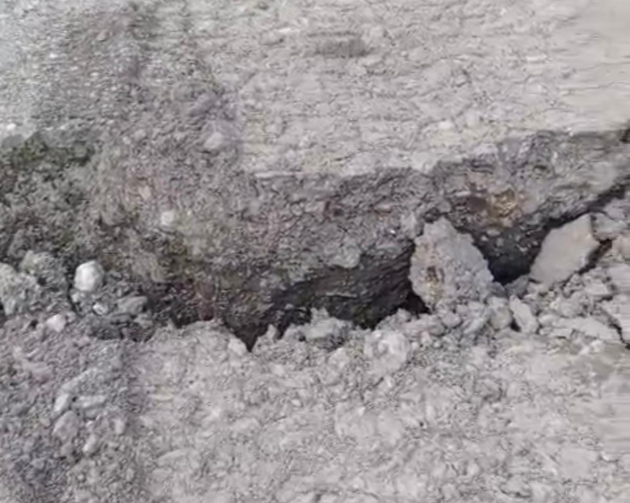 Eleşkirt'te heyelan nedeniyle çöken yol onarıldı