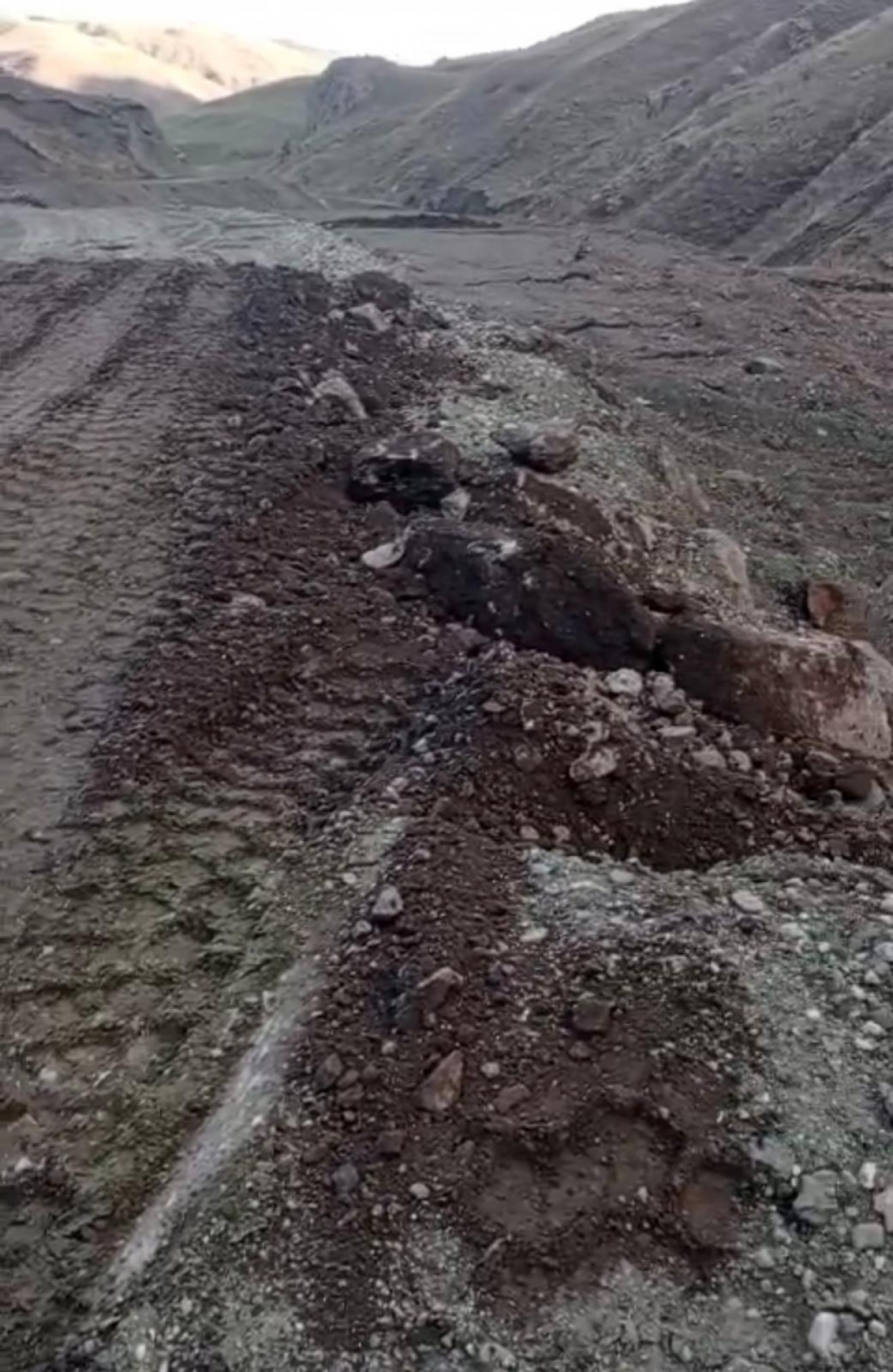 Eleşkirt'te heyelan nedeniyle çöken yol onarıldı