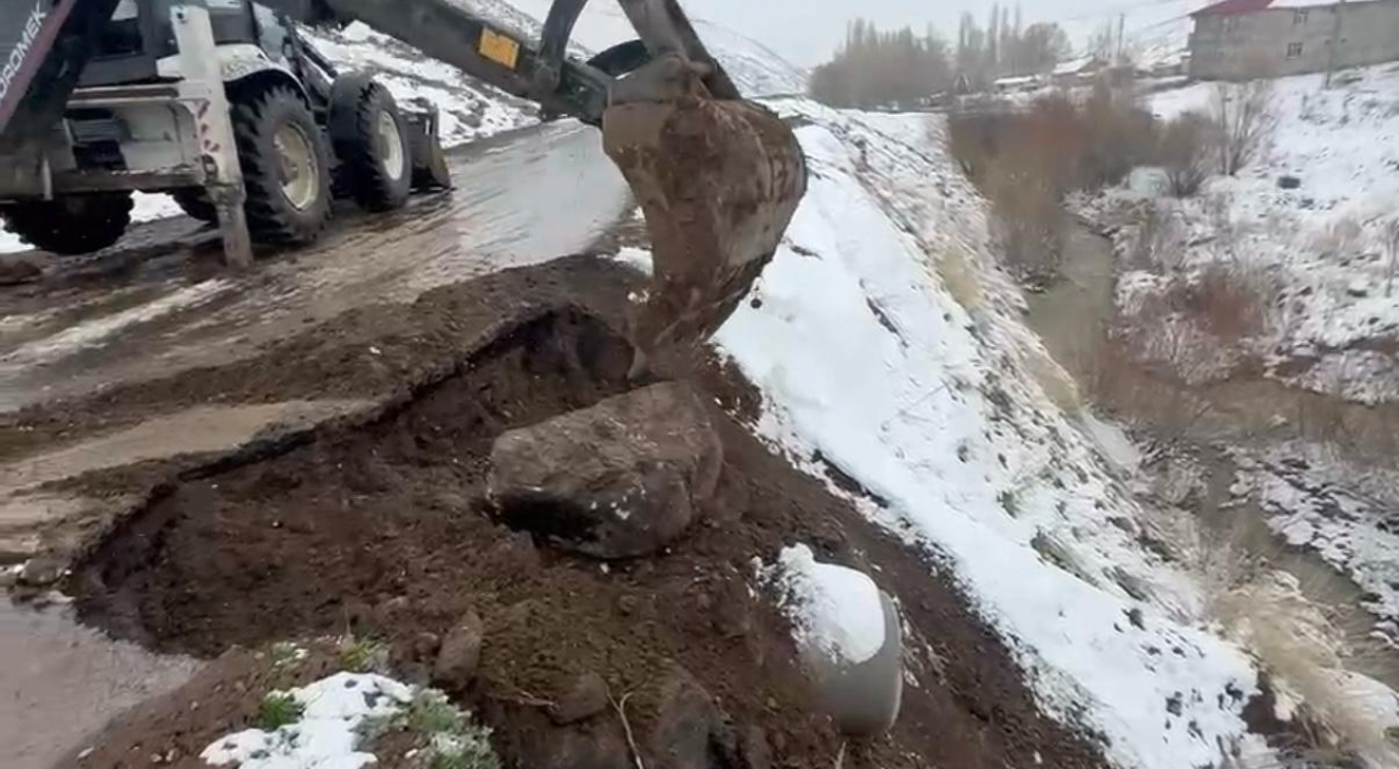 Eleşkirt Türkelî Köyü'nde kar altında yol onarımı yapıldı