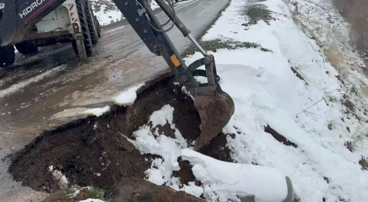 Eleşkirt Türkelî Köyü'nde kar altında yol onarımı yapıldı