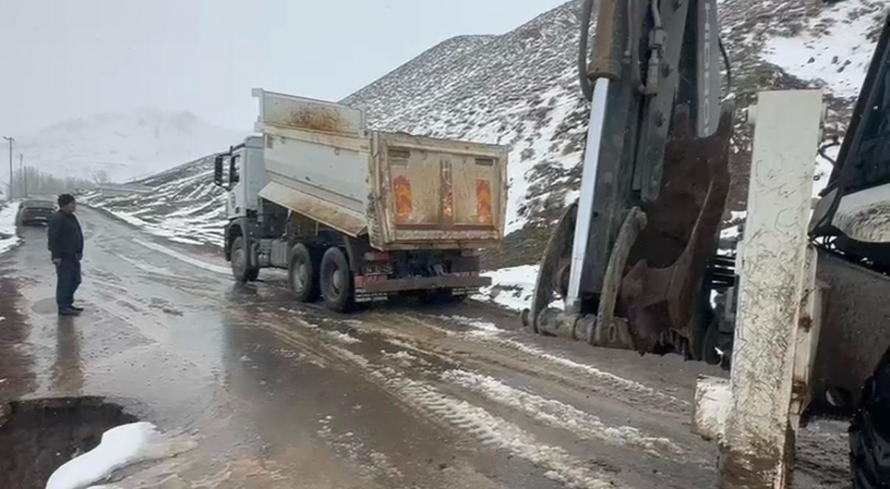Eleşkirt Türkelî Köyü'nde kar altında yol onarımı yapıldı